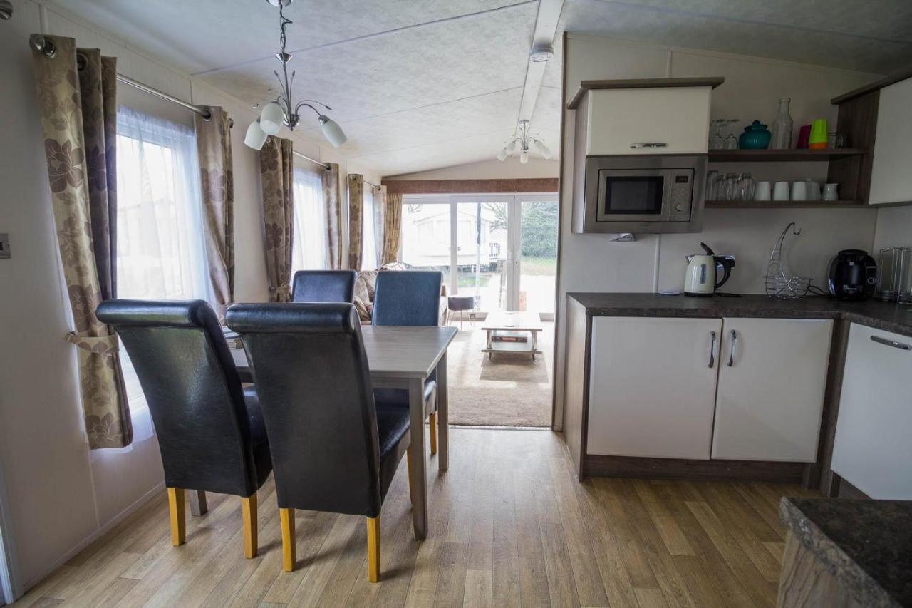 Modern 6 Berth Caravan At Highfield Grange In Essex Ref 26609P Клактон-он-Си Экстерьер фото