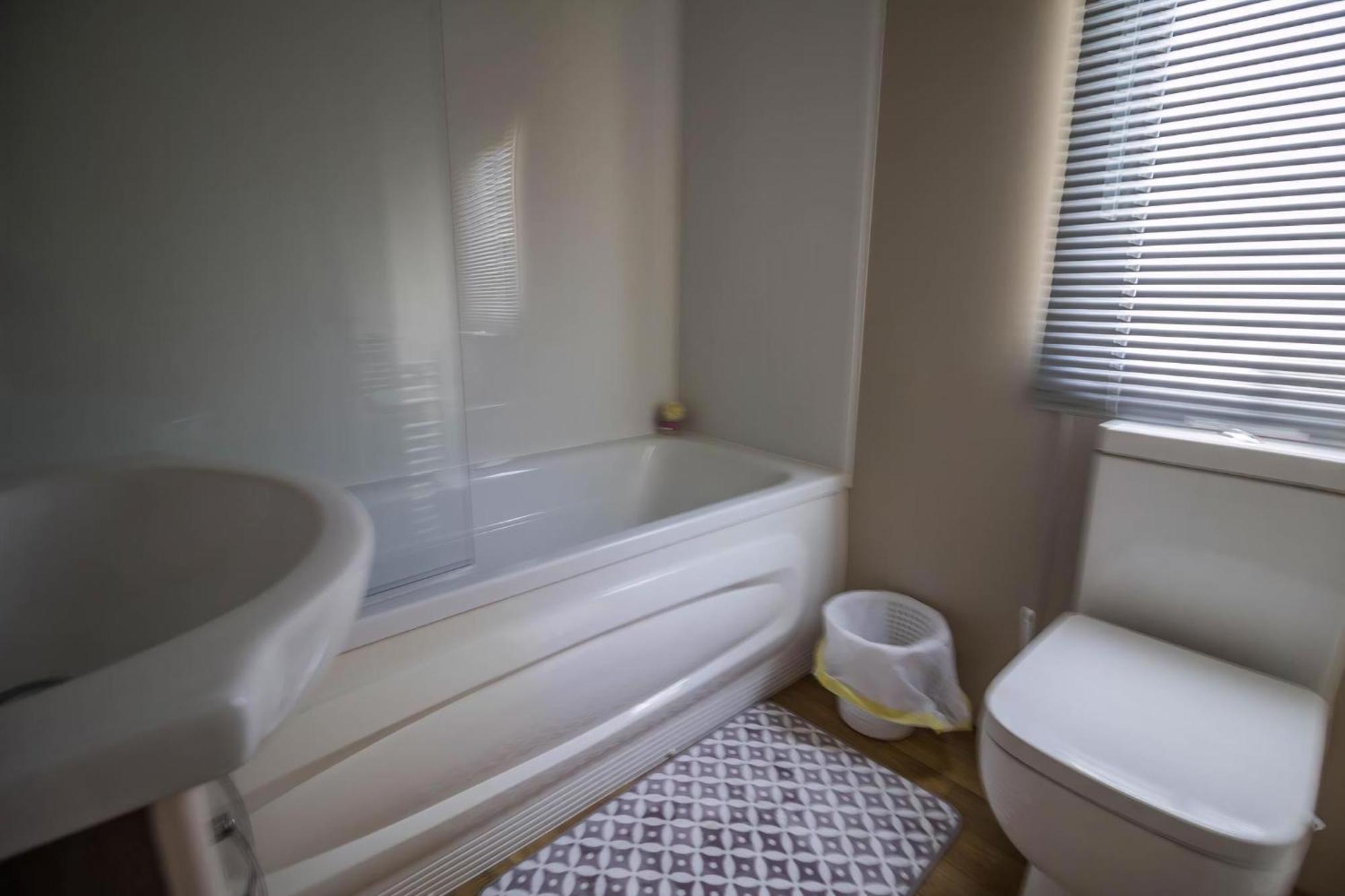 Modern 6 Berth Caravan At Highfield Grange In Essex Ref 26609P Клактон-он-Си Экстерьер фото