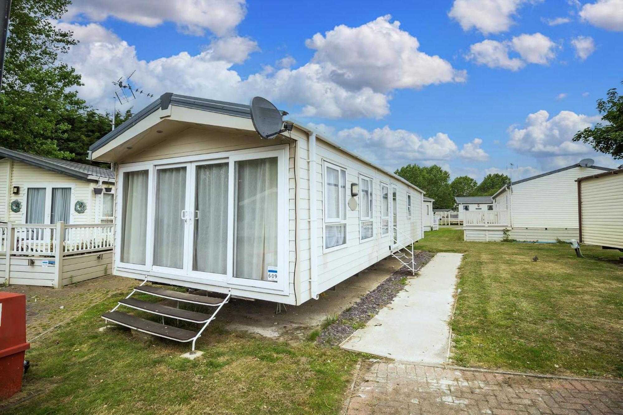 Modern 6 Berth Caravan At Highfield Grange In Essex Ref 26609P Клактон-он-Си Экстерьер фото